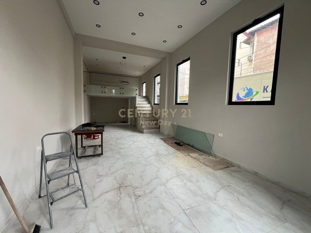 AMBIENT KOMERCIAL PER QIRA PRANE SHESHIT PRANVERA. 800 € /Muaj