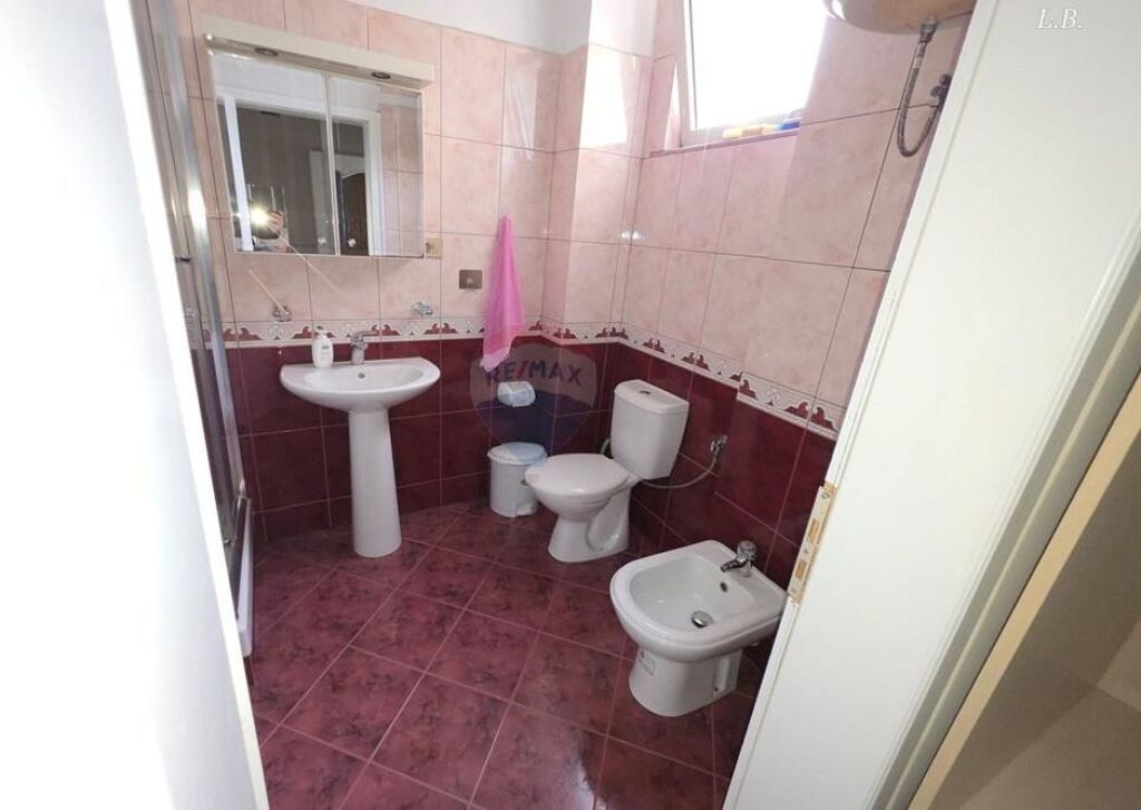 Jepet Apartament 1+1 me Qira te Stadiumi Dinamo.