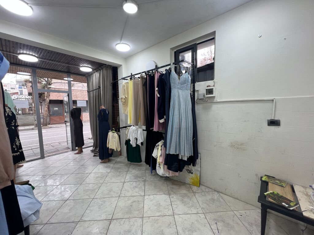 Negozio in affitto presso la scuola At Zef Pëllumbi