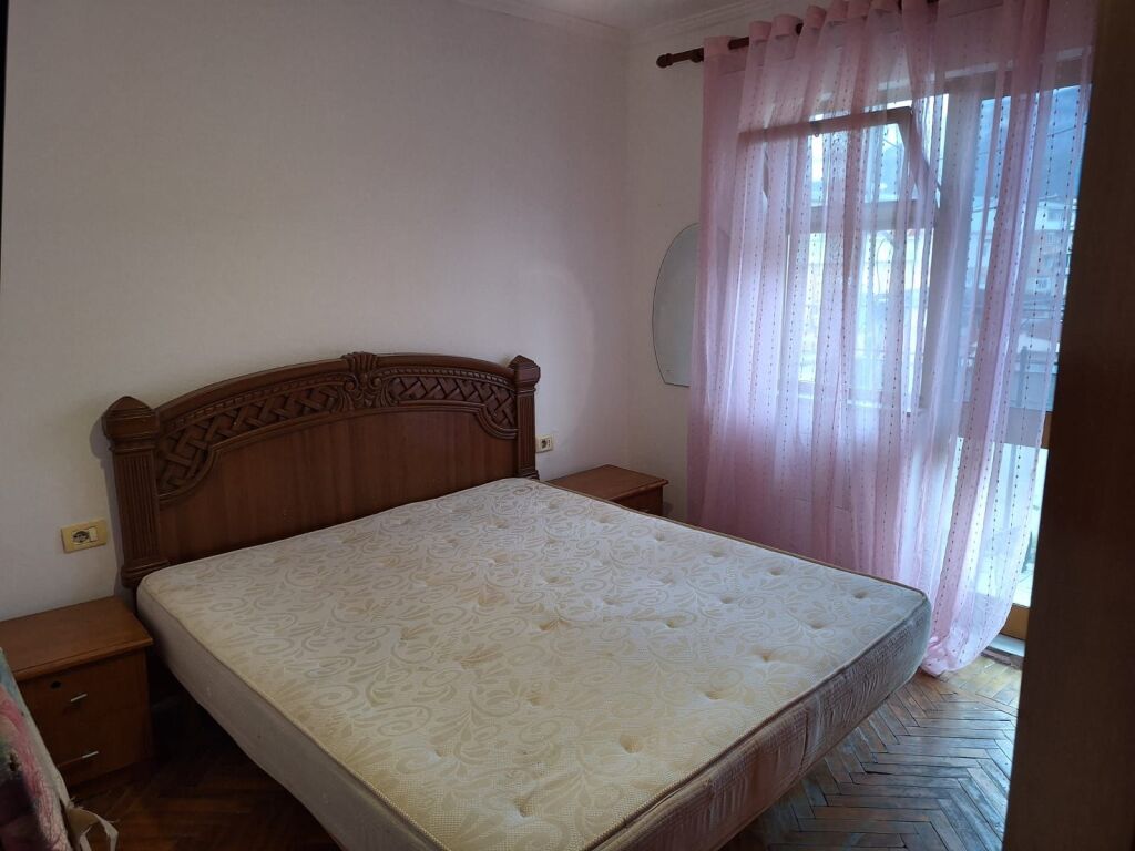 Jepet me qira Apartament 2+1 (i konvertuar), prane shkolles Bajram Curri