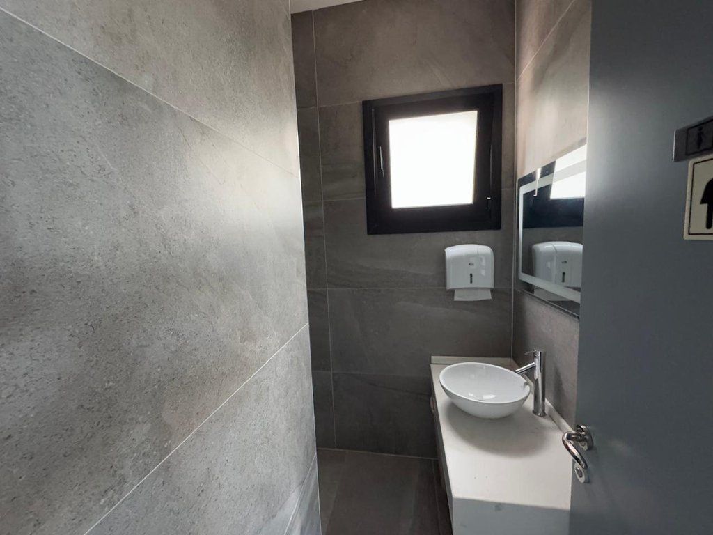 BAR-RESORANT PER QIRA NE RADHIME,PAMJE E HAPUR NE DET! 2,000 € /Muaj