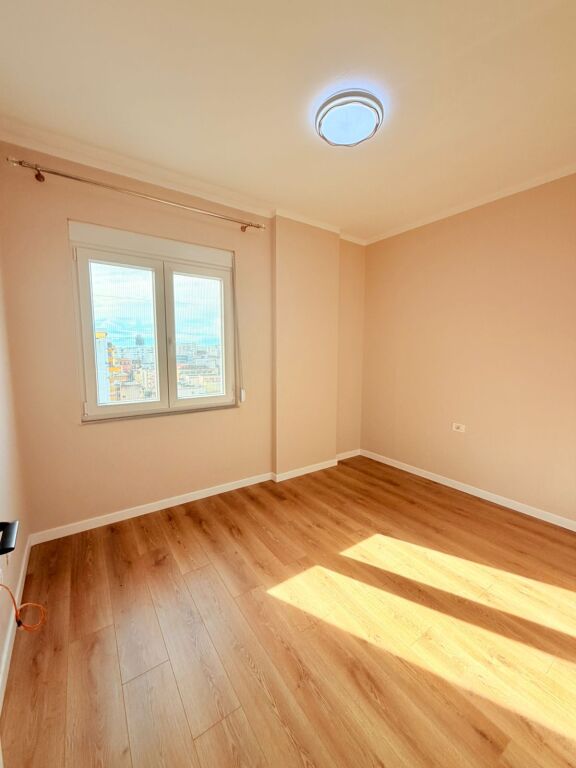 SHITET APARTAMENT 2+1 PRANË MARKATËS, DURRËS