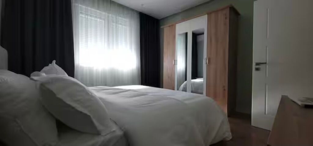 2+1,arredato presso hotel mondiali,21 dicembre,750 euro,e per airbnb