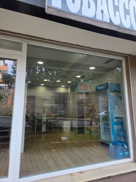 Locale commerciale in affitto – Negozio nella zona di Fresku