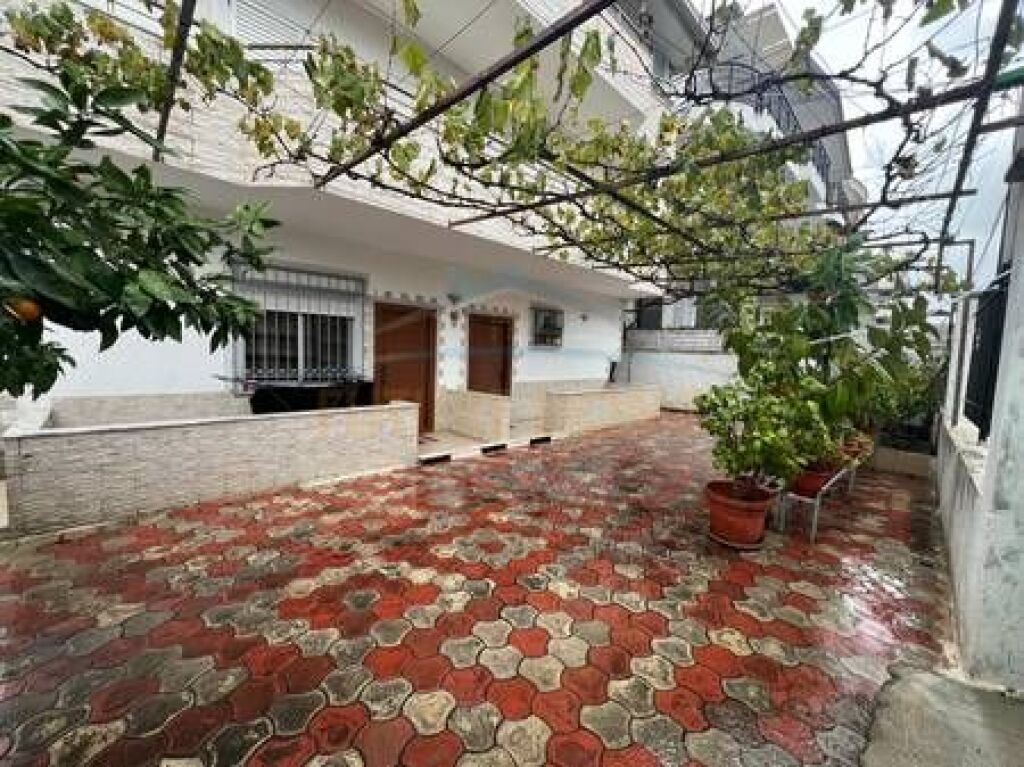 Shitet, Shtëpi 3-Katëshe, Misto Mame, Tiranë.