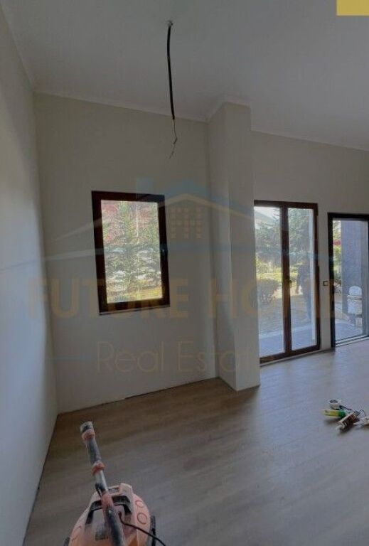 Shitet, Apartament 2+1+2, Fresku, Tiranë