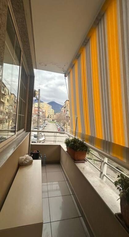 Jepet me qira vile 4 kateshe te Oxhaku, buze rruge.