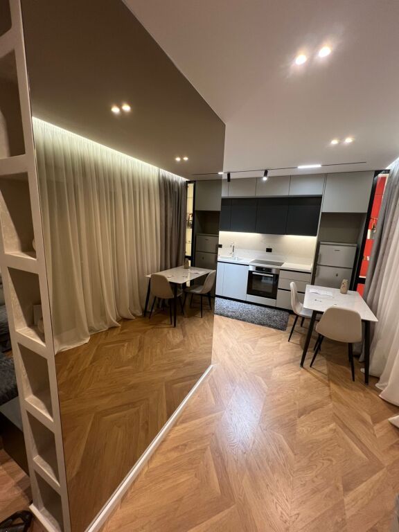 Jepet me qera apartament 1+1+Aneks+Ballkon  📍 Rezidenca Kodra 1 🏢 Kati 1 📐 Sipërfaqe: 72 m² 💶 Çmimi: 650 Euro/muaj