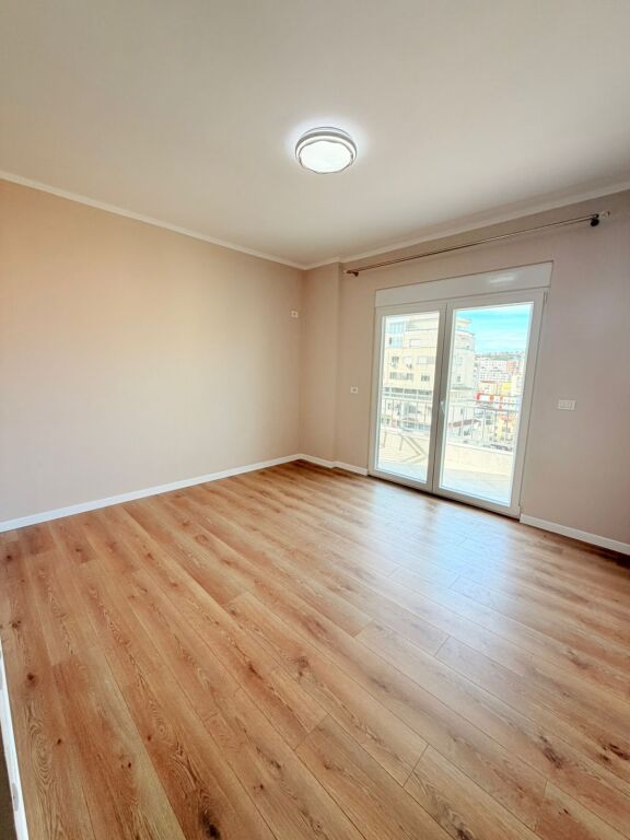 SHITET APARTAMENT 2+1 PRANË MARKATËS, DURRËS