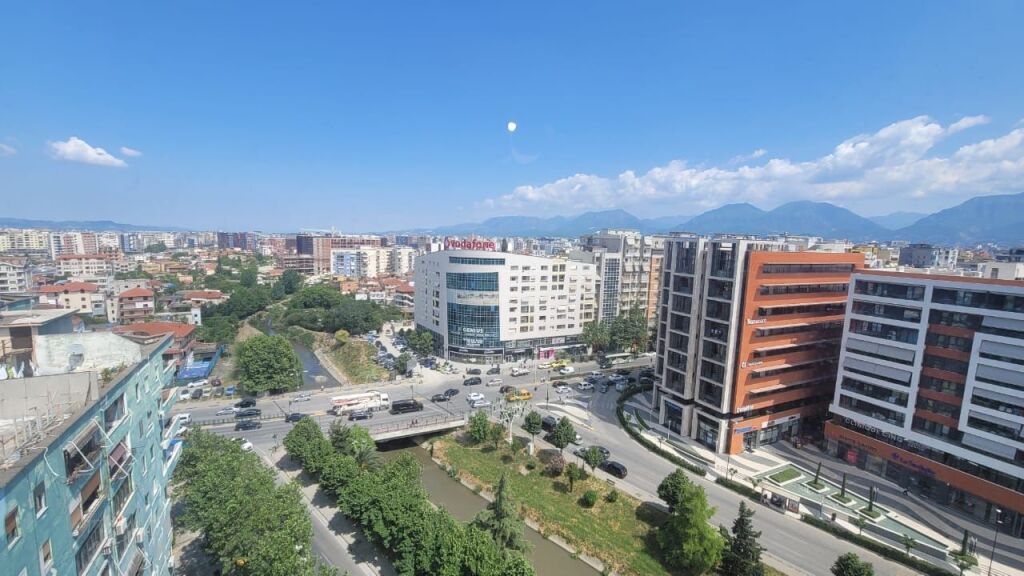 Shitet apartament 2+1 + garsoniere