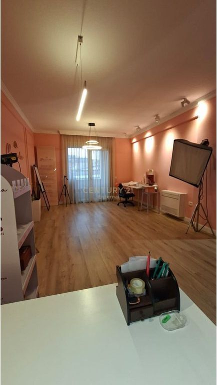 AMBJENT KOMERCIAL PER QERA