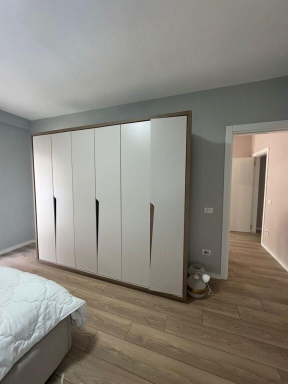 Apartament 2+1, Fresku!
