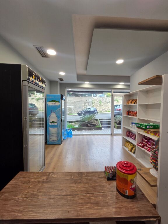 Locale commerciale in affitto – Negozio nella zona di Fresku