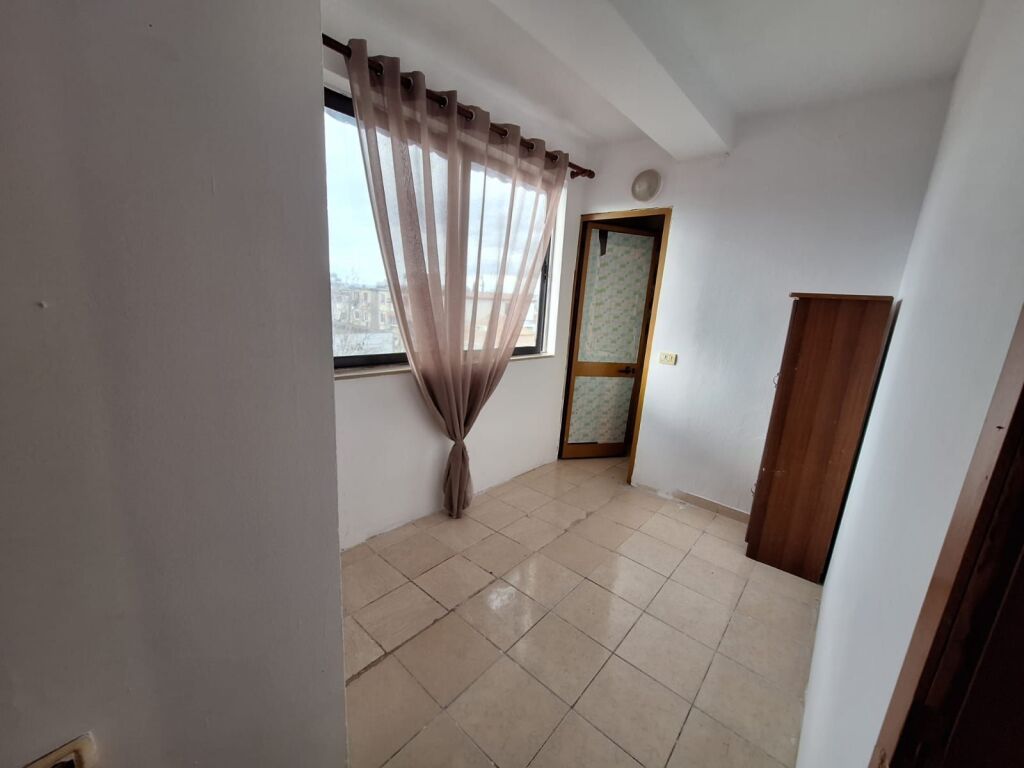 Jepet me qira Apartament 2+1 (i konvertuar), prane shkolles Bajram Curri