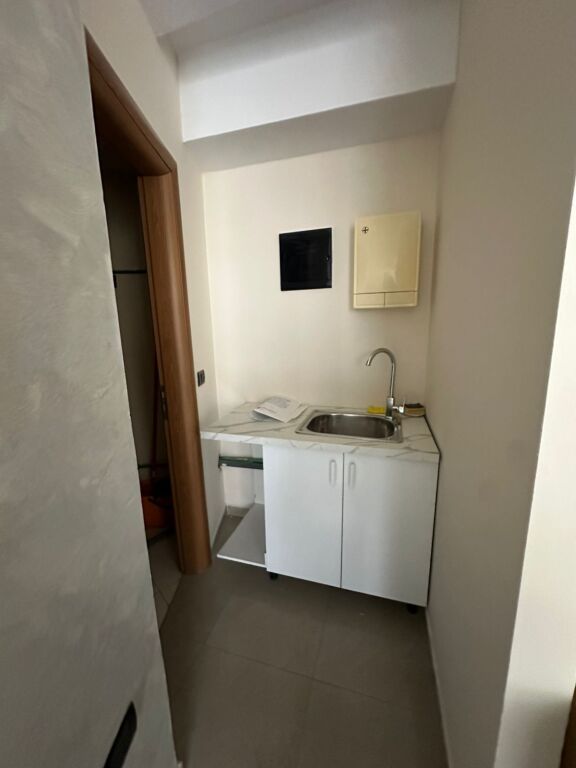 Zyre per qira tek Pazari i Ri