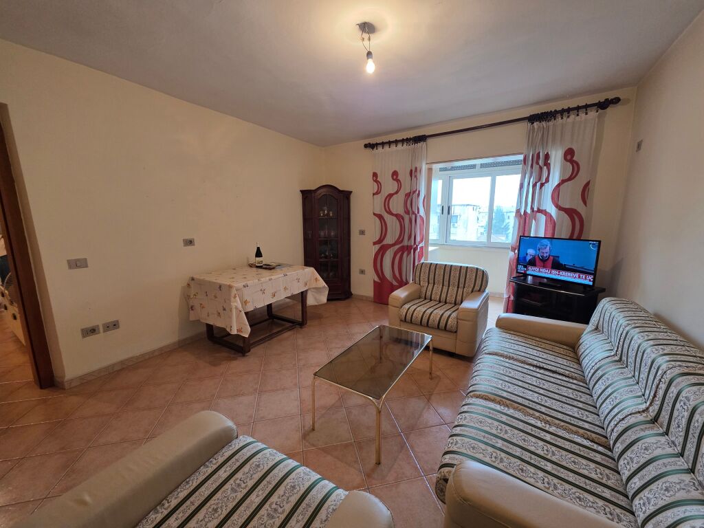 Tek Rruga Bardhyl Shitet Apartament 3+1 Me Planimetri Te Rregullt