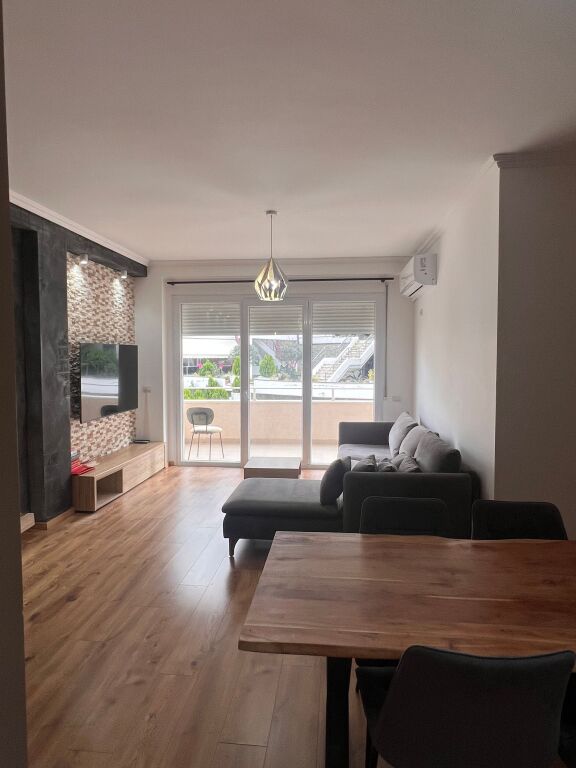 Shitet apartament tek kopështi botanik