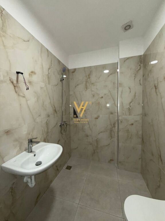 OFFICE 100 M2 FOR RENT ON KAVAJES STREET 1,200 EURO