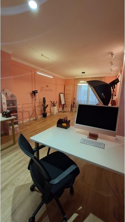 AMBJENT KOMERCIAL PER QERA