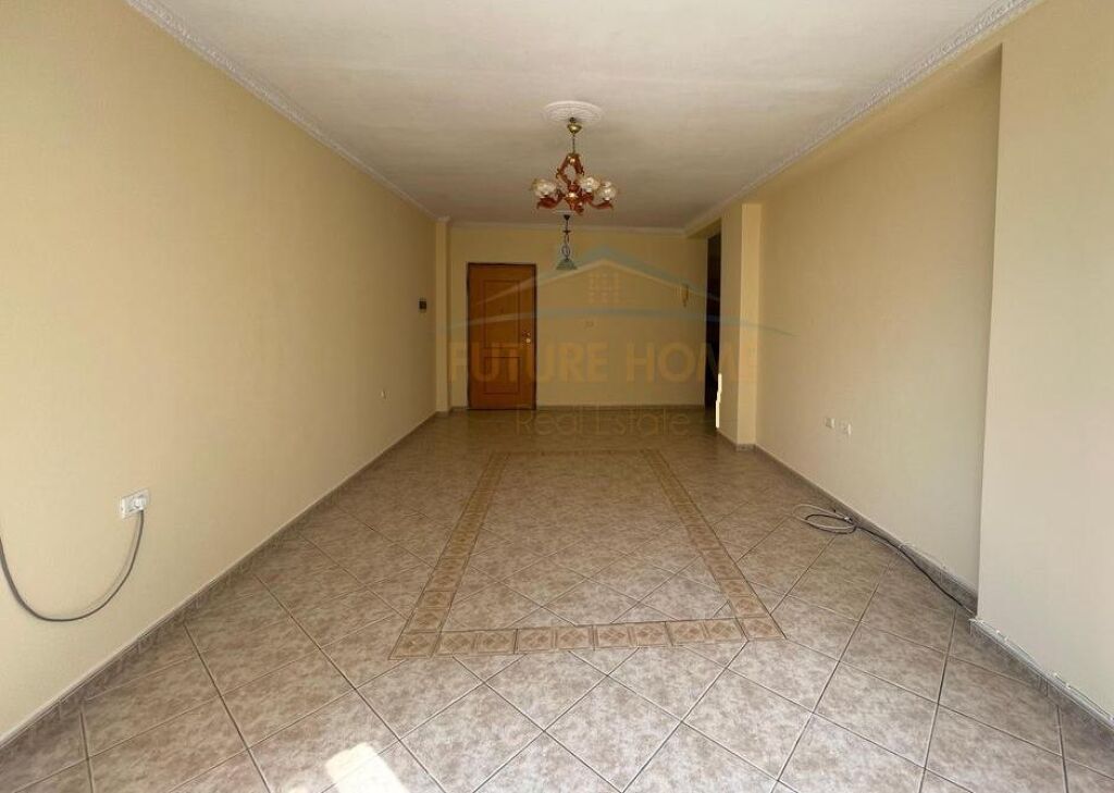 VENDESI APPARTAMENTO 2+1 VICINO AL COMUNE DI PARIGI