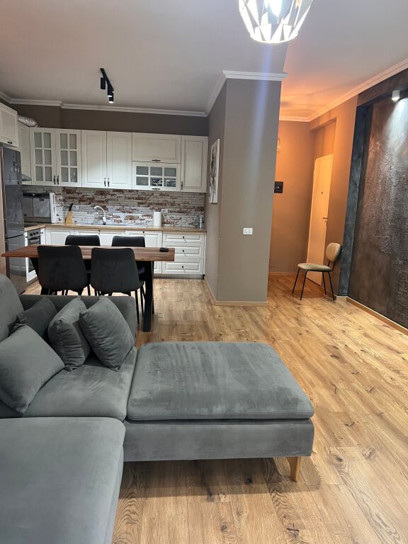 Shitet apartament tek kopështi botanik