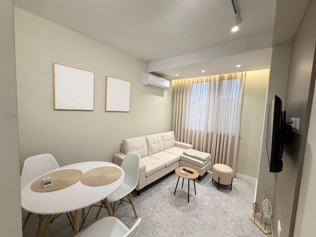 🔥 SUPER INVESTIM në 21 Dhjetori!  🏢 Shiten 2 Apartamente 1+1 (bashkë) 📍 Tek kryqëzimi i 21 Dhjetorit 🏢 Kati 5 (i fundit) – pallat ekzistues, pa ashensor 📐 65 m² në hipotekë  ✨ Totalisht të mobiluara 🆕 Të rikonstruktuara & të pabanuara 💼 Ideale për qira afatgjatë ose ditore (Airbnb)  💶 200.000 € (të dyja bashkë)  