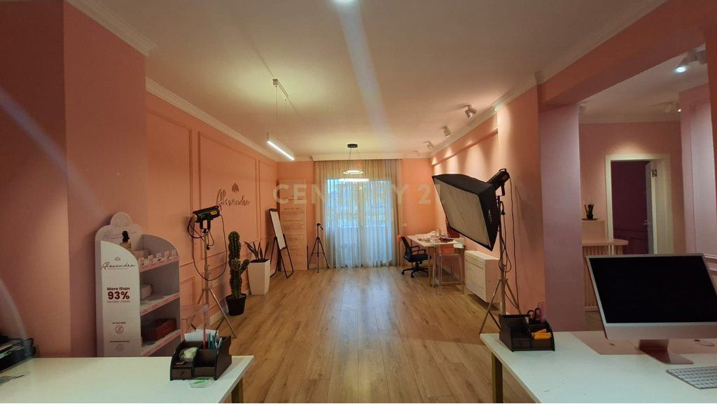 AMBJENT KOMERCIAL PER QERA