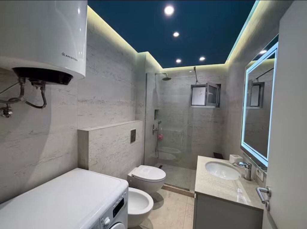 2+1,arredato presso hotel mondiali,21 dicembre,750 euro,e per airbnb