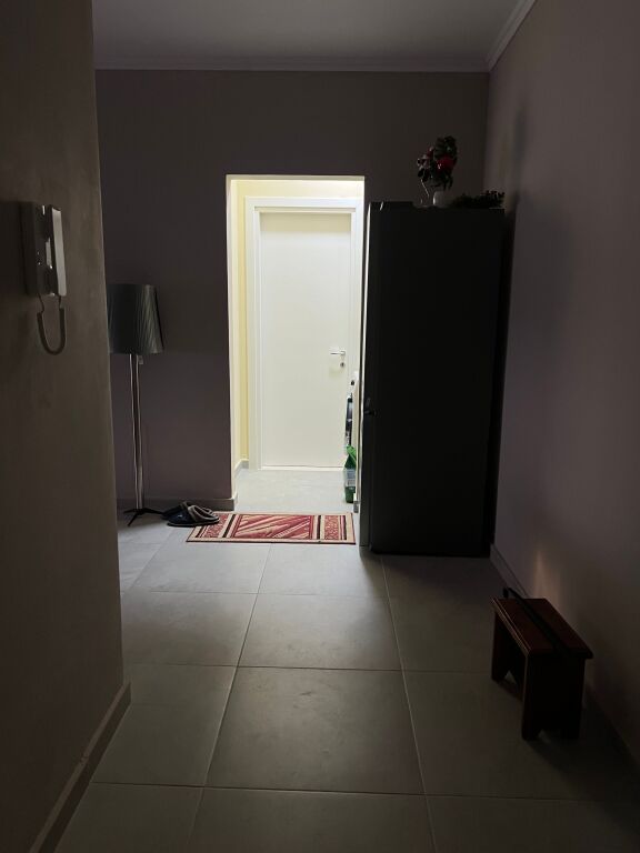 Shitet Ap. 2+1 i mobiluar te Univers City!