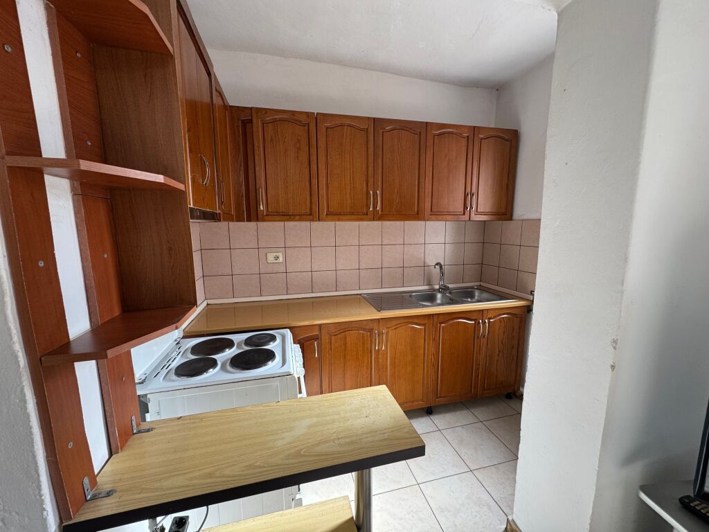 Affittasi appartamento 1+1 📍 In Via Mine Peza 🏢 Terzo piano, palazzo esistente (senza ascensore) 💶 Prezzo: 500 € / mese