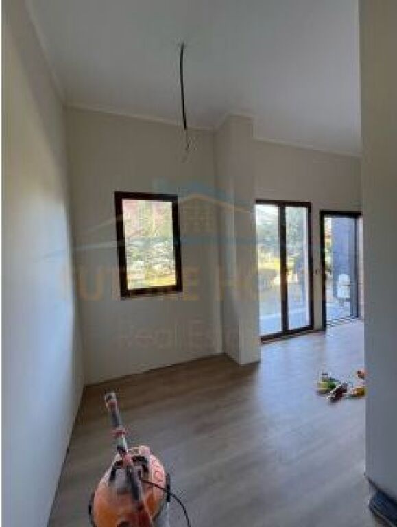 Shitet, Apartament 2+1+2, Fresku, Tiranë