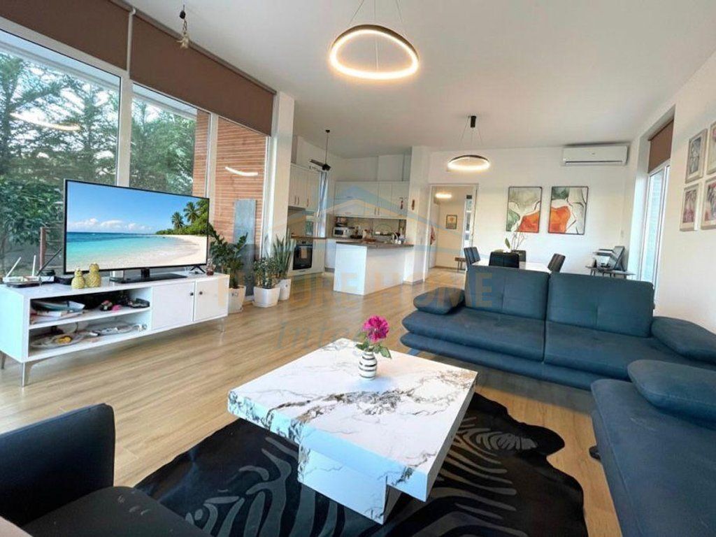 In affitto, Villa su 2 piani con piscina, Farkë, Tirana.