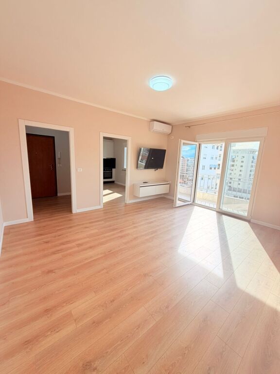 SHITET APARTAMENT 2+1 PRANË MARKATËS, DURRËS