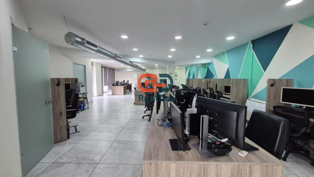 Tek "Turdiu Center" Jepet Me Qira Super Ambient Biznesi Me Fasade Nga Qendra!!