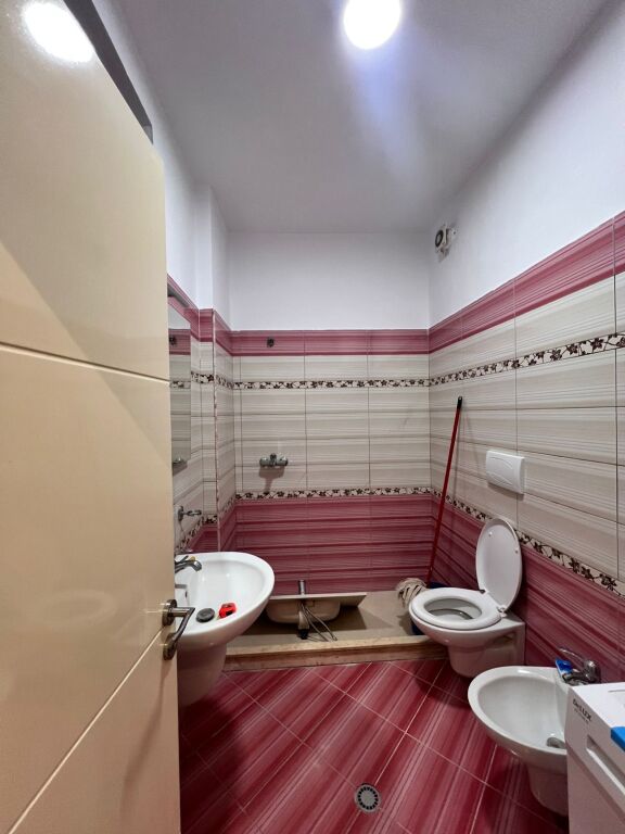 Apartament 2+1 i sapo rinovuar tek Shkolla "Eftali Koci"