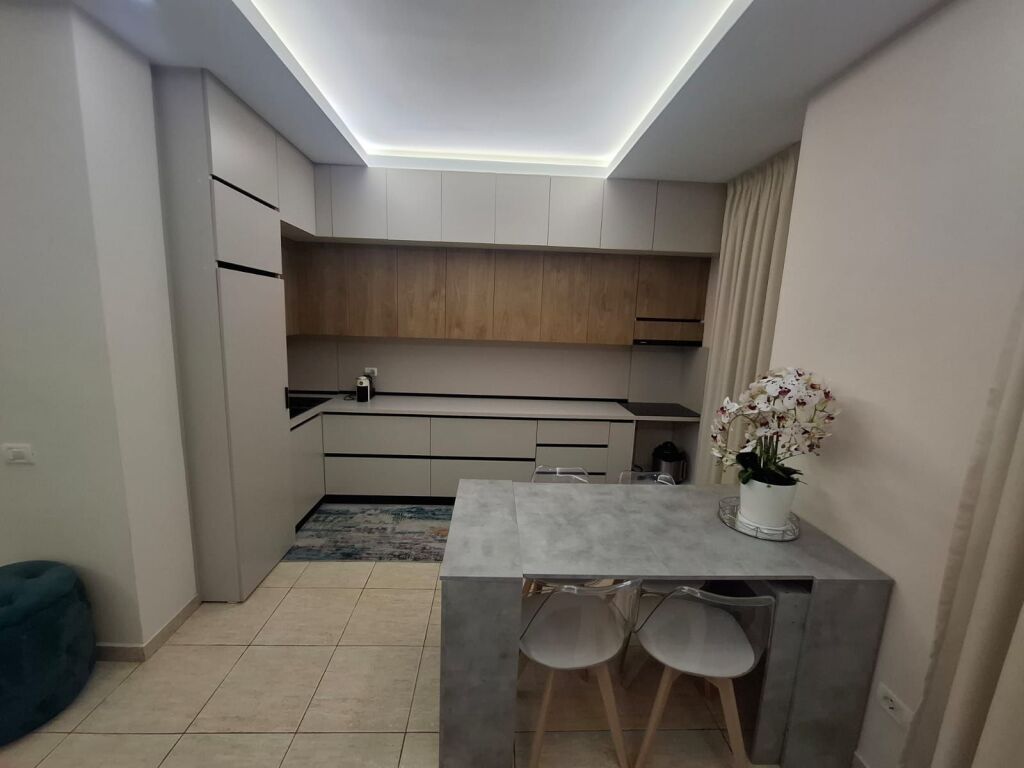 Jepet me Qera Apartament 1+1 Tek Shkembi i kavajes