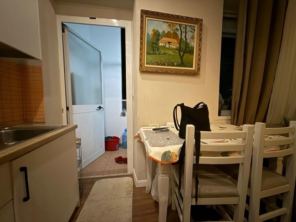 Jepet me Qira Apartament 2+1 Rruga Fortuzi, Qender