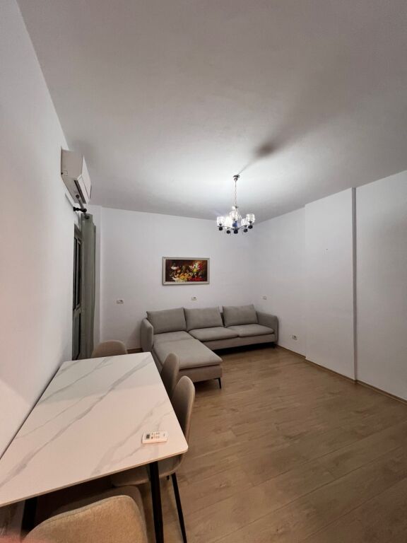 Apartament 2+1 i sapo rinovuar tek Shkolla "Eftali Koci"