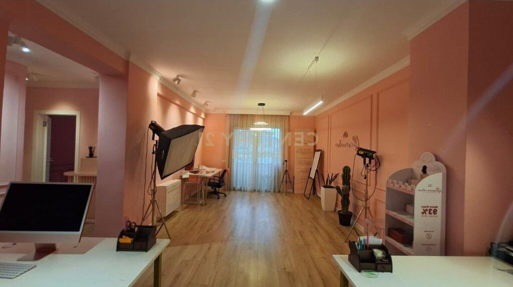 Ambjent komercial per Qera