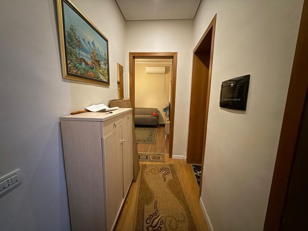 Jepet me Qira Apartament 2+1 Rruga Fortuzi, Qender