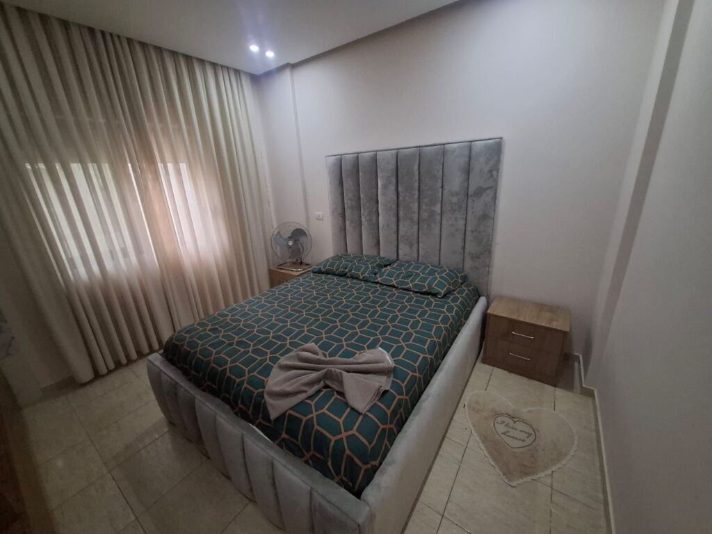 Jepet me Qera Apartament 1+1 Tek Shkembi i kavajes