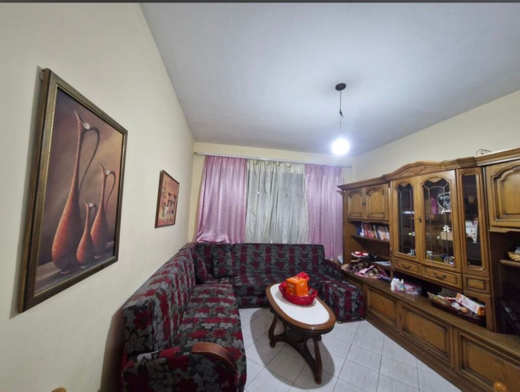 1+1,i mobiluar te bar Artisti ne astir,cmimi 400 mije leke