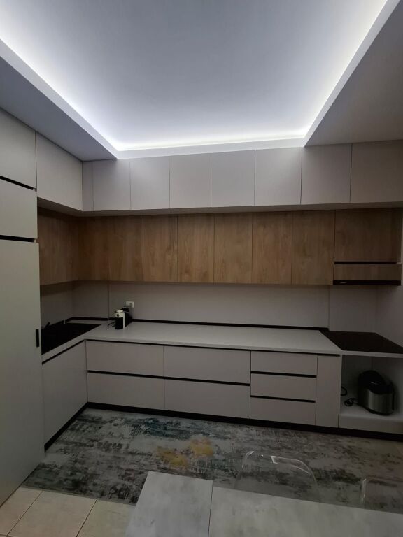 Jepet me Qera Apartament 1+1 Tek Shkembi i kavajes