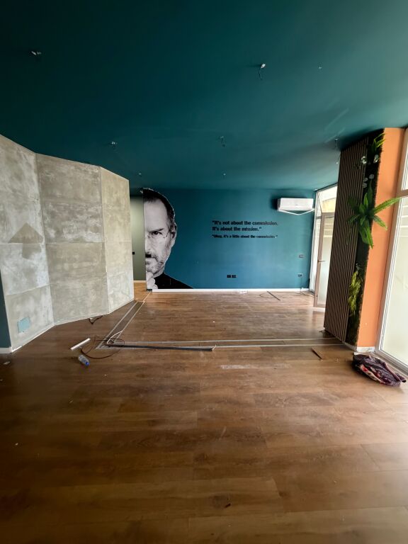 Office space, Paris Commune, te kika 2,1 million and 200 thousand lek