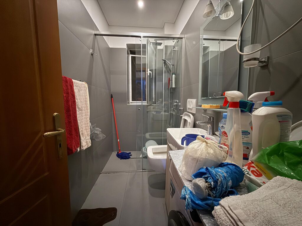 Jepet me Qira Apartament 2+1 Rruga Fortuzi, Qender