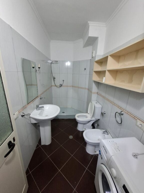 Jepet me Qera Apartament 1+1 Ne Plazh Hekurudha
