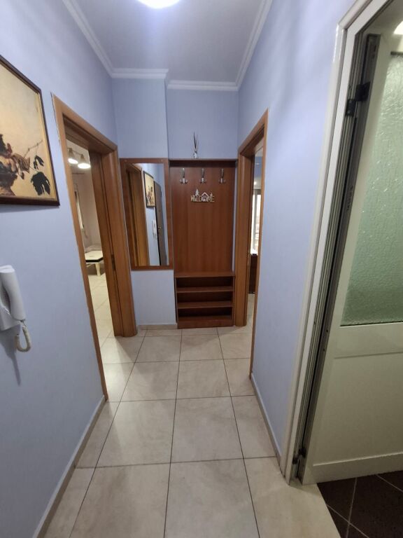 Jepet me Qera Apartament 1+1 Ne Plazh Hekurudha