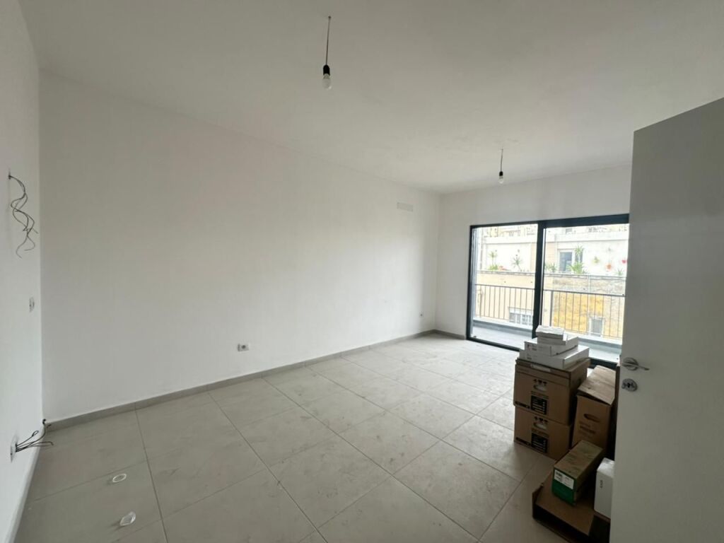 Apartament 2+1+2 ne shitje te rruga e Barrikadave