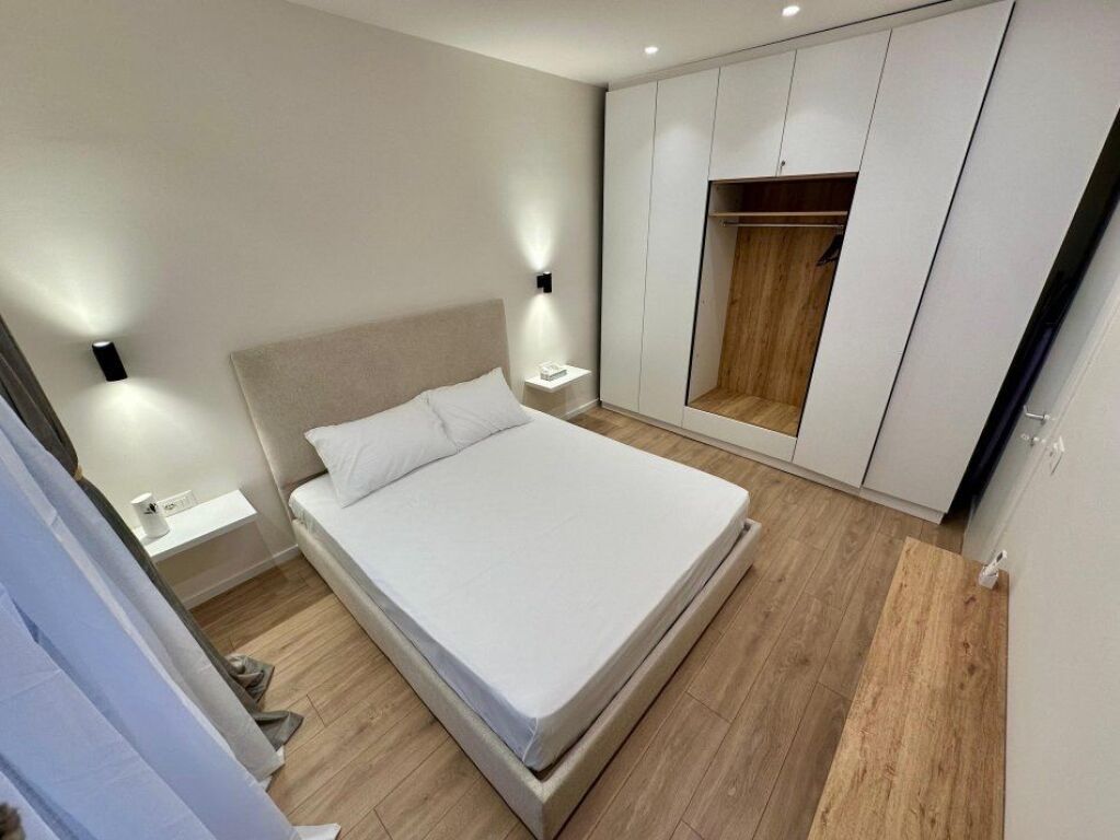 Jepet me qera apartamenti 2+1 Te Rruga Elbasanit