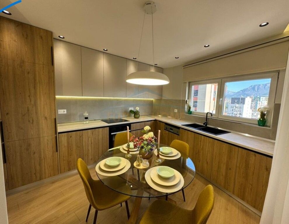 Shitet, Apartament 2+1, Zogu i Zi, Tirane.